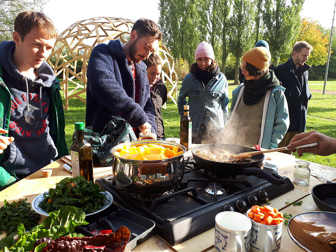 Emil Eisland, Felix Feißel, Eric Feldmann, Marvin Maurice Fussi, Julia Fütterer, Kassandra Hellicar, Vanessa Hinck, Jonathan Illert, Carlotta Knossalla, Alicia Macholl, Linda Neubauer, Josephine Petereit, Jessica Rieke, Lars Rothfuß, Erik Völkel: Garten für alle_Time for plan bee 
