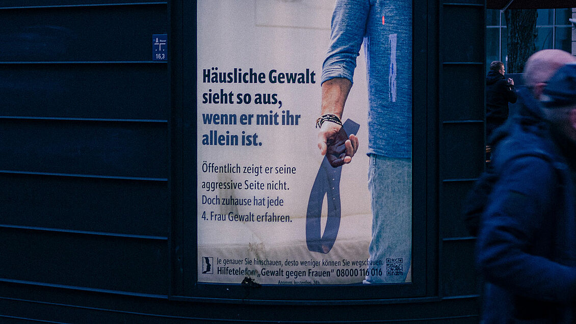 Malene Sparka, Jasmin Kordys: IM DUNKELN – Das Dilemma der häuslichen Gewalt.