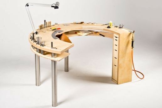 Ramona Stelzer: Das Werkbrett – Entwurf eines Goldschmiedetisches
