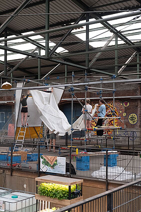 During construction work: the weather protection made of canvas is attached, photo: T. Hassler