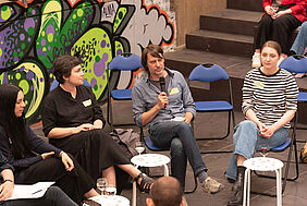 Guests at the symposium discuss the results, at the microphone Hendrik Weiner (BTU Cottbus-Senftenberg), photo: A. Hack