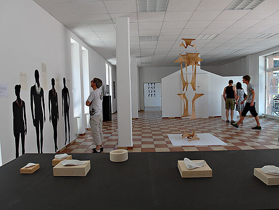 Studierende der Studiengänge Architektur, Innenarchitektur, Kommunikationsdesign und Medien, Produkt- und Schmuckdesign: KÖRPER