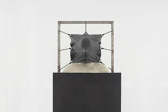 Studierende der Studiengänge Architektur, Produkt- und Schmuckdesign: HÜLLE | KÖRPER | FORM