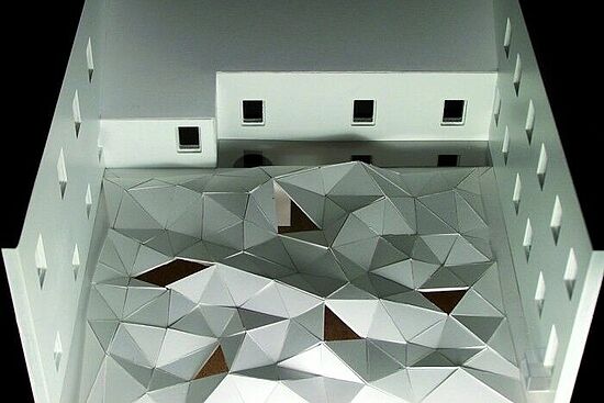 Sarina Abraham und Bianca Brandt: Faltdach im Innenhof Basilika Mariazell