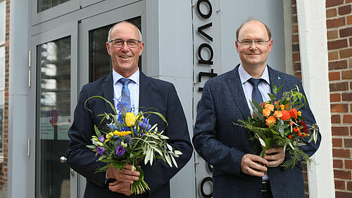 Prof. Krohn und Prof. Rachow mit Blumensträußen direkt nach der Wahl