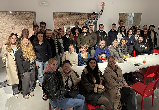 Studierende aus den Studiengängen Architektur (BA & MA) sowie Kommunikationsdesign und Medien: Exkursion „Biennale Architettura 2025“