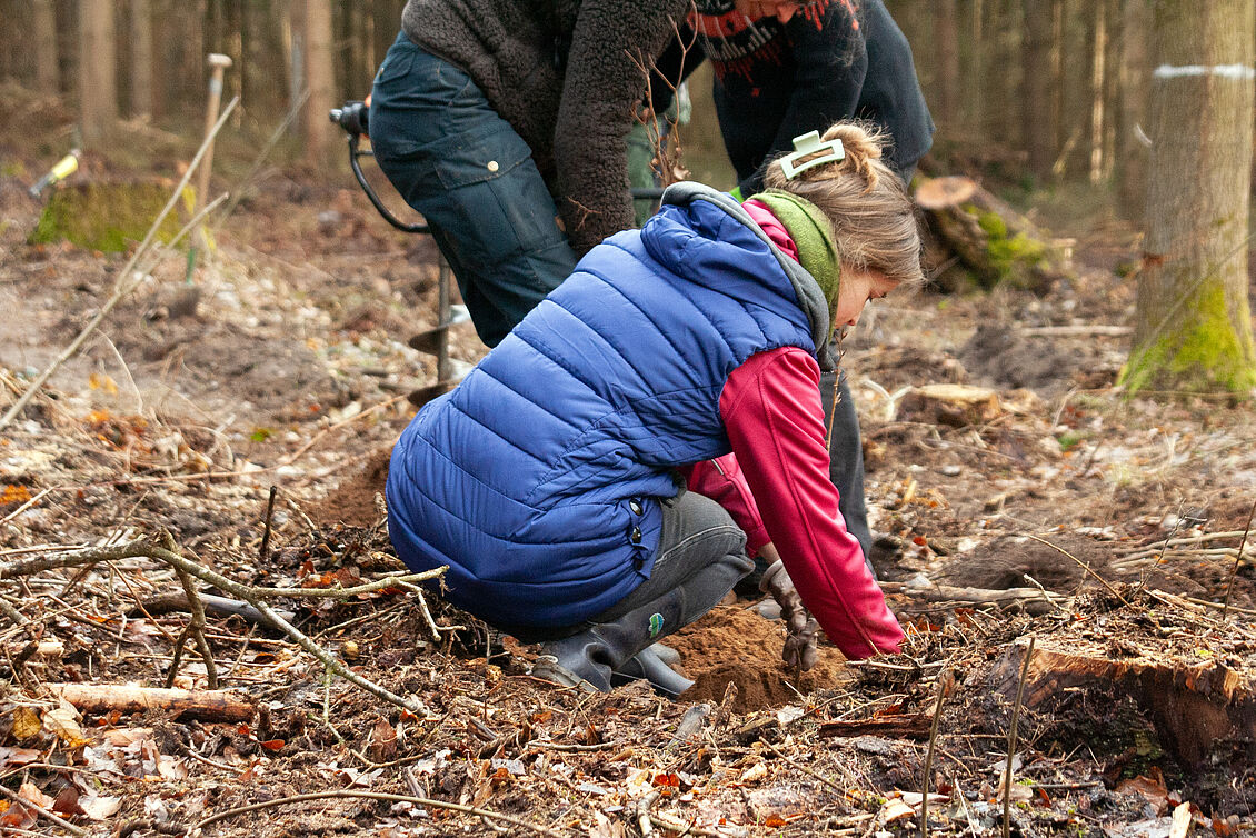 Sophia Befus, Jennifer Beyer, Malia Brosin, Fatima Gutierrez, Nils Kuhlow, Anna-Sophie Marx, Prof. Ilka Raupach, Caroline Raupach, Greta Steinbrück, Amely Strobel, Steffen Süfke und Michelle Zubeil: Wald statt Hörsaal