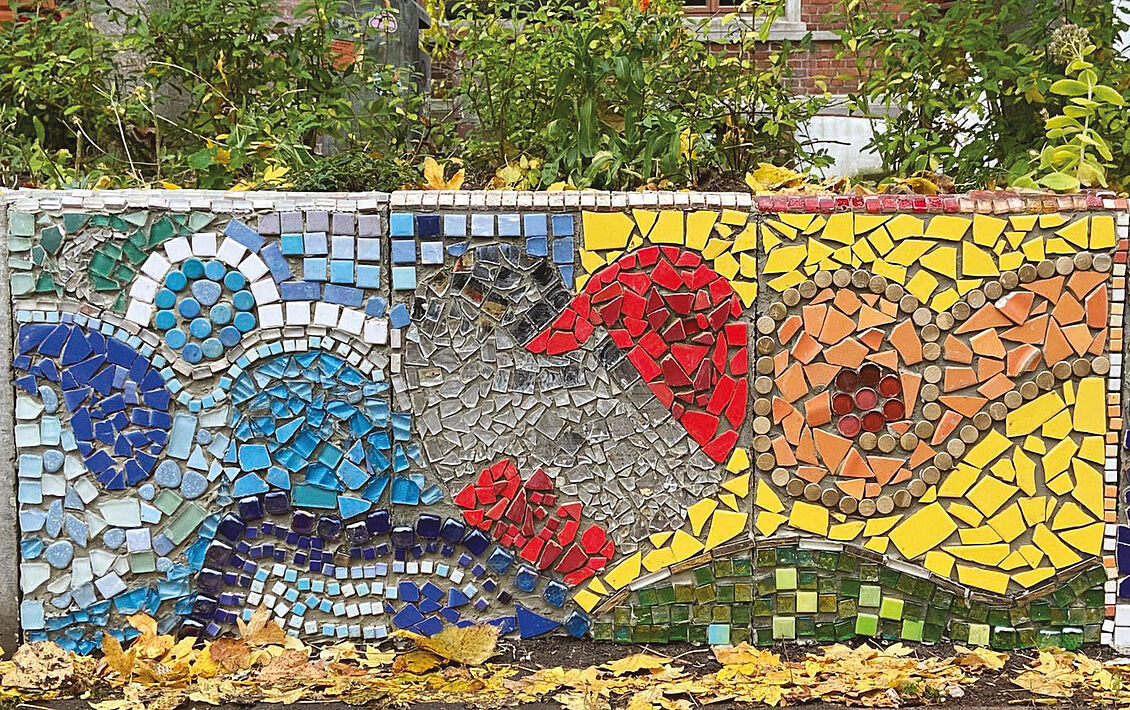 53 Bachelor- und Masterstudierende der Architektur: Stegreif Mosaik und Demokratie