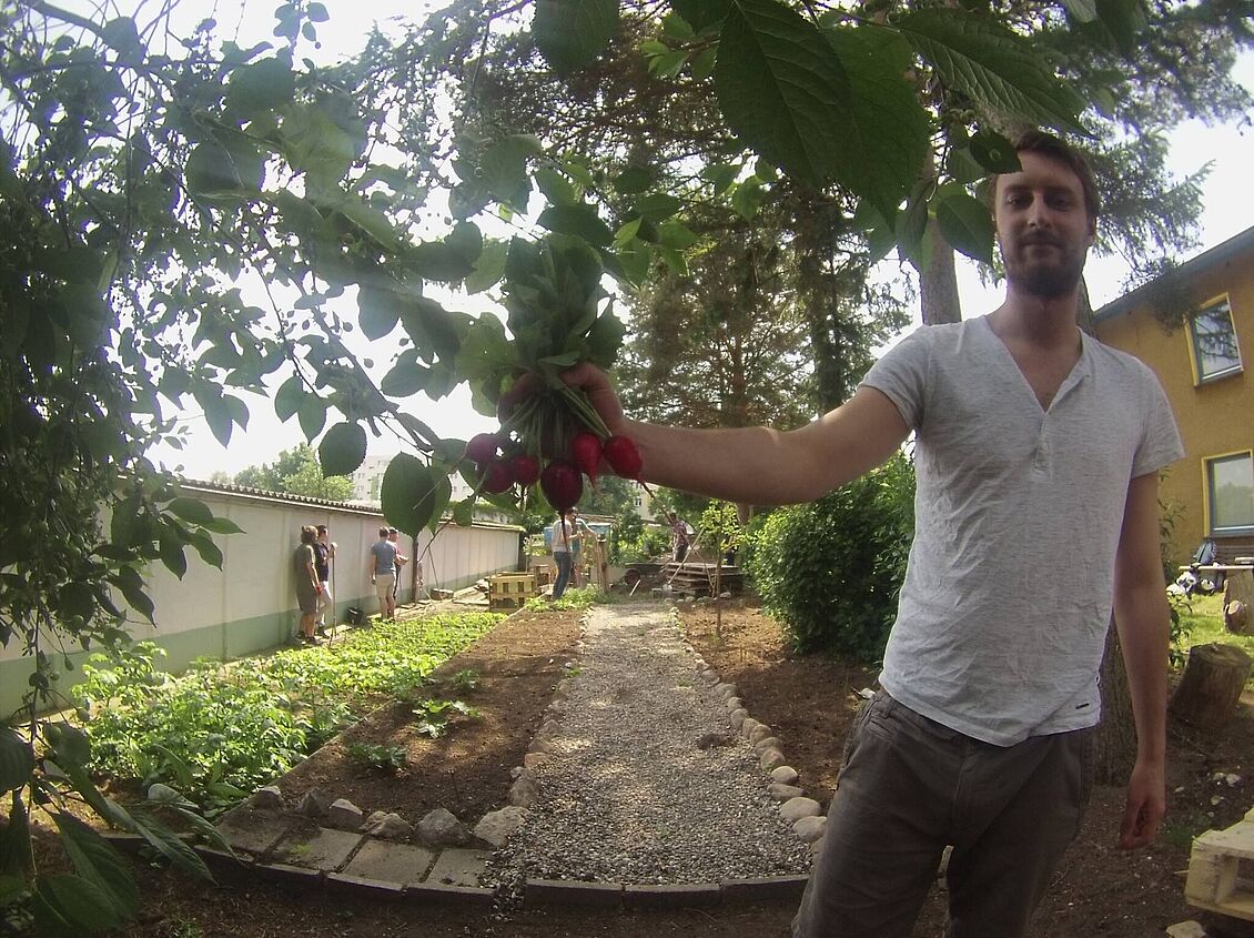 Yazan Aljassem, Martin Brumm, Alice Couchamn, Roman Fernholz, Mirko Gehrmann, Feras Hanoun, Aladin Ben Kahla, Kai Mahla, Mohamma Pirhadi, Jonas Wessels: Garten für Geflüchtete – Garten am Filmbüro